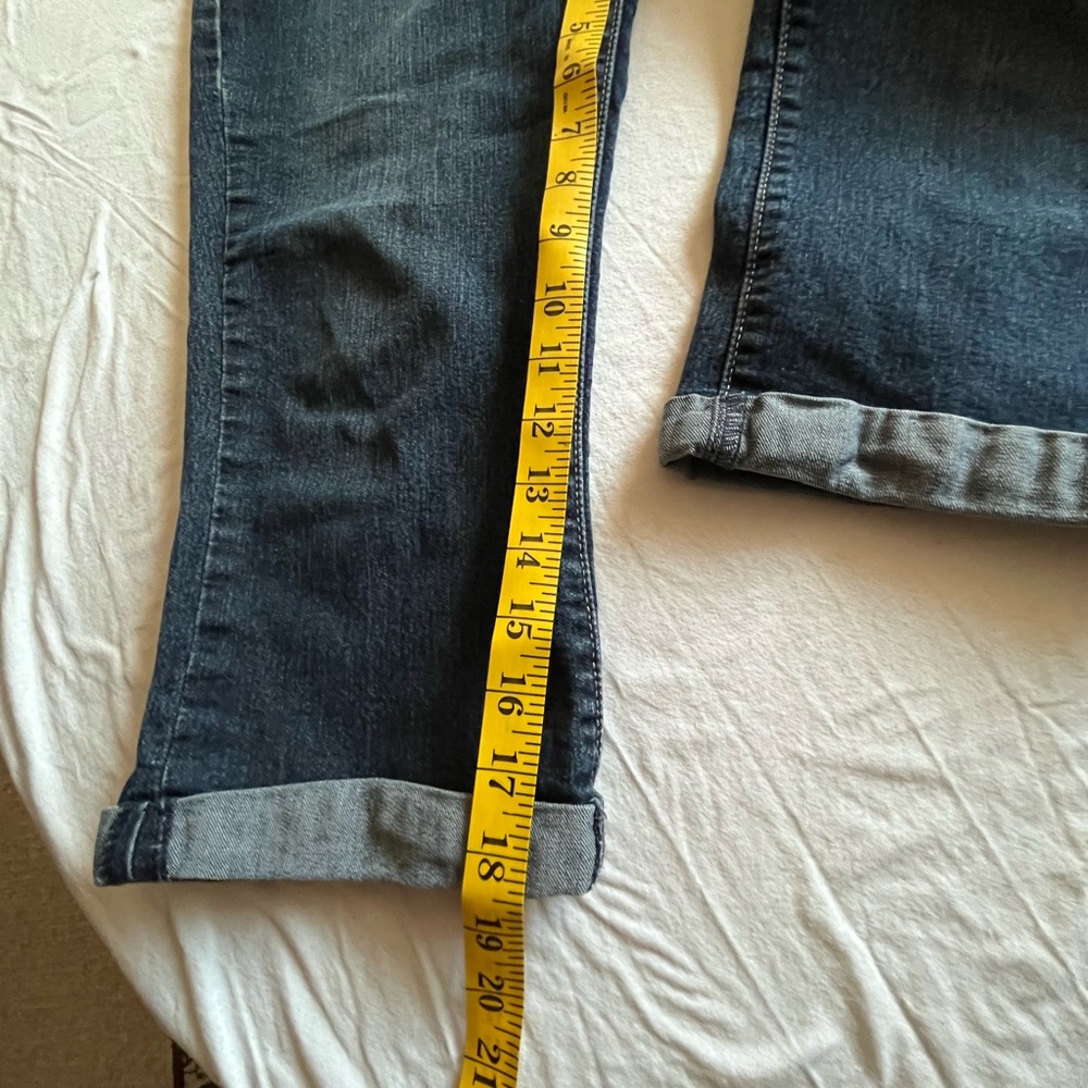 Capris/ size 4 / Denizen/ blue color in the first picture is not correct - Picture 5 of 6